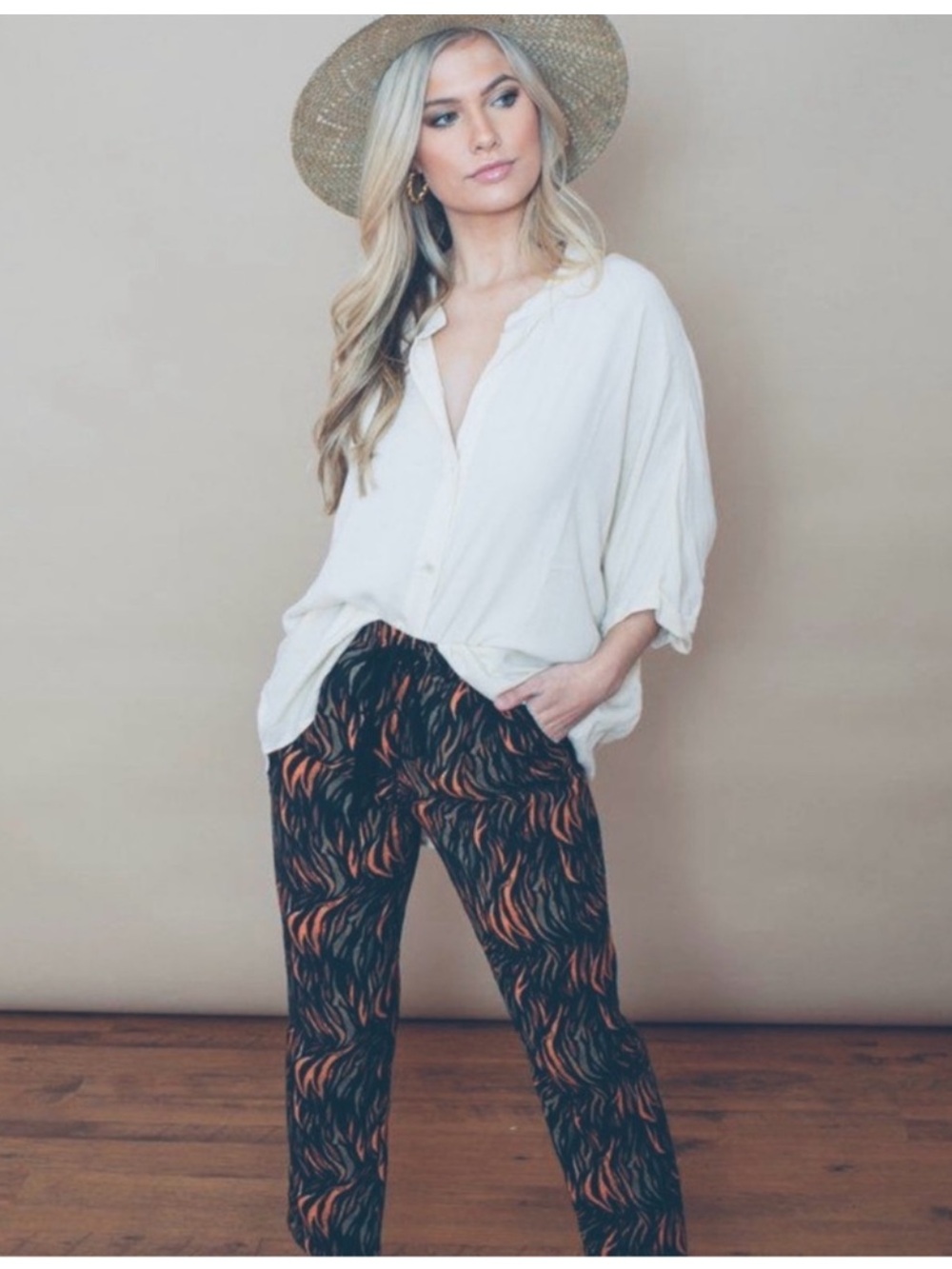 SEE USOON FIRE ISLAND
PRINTED PANT Size: US 4 NWT Black & Orange Printed Relaxed